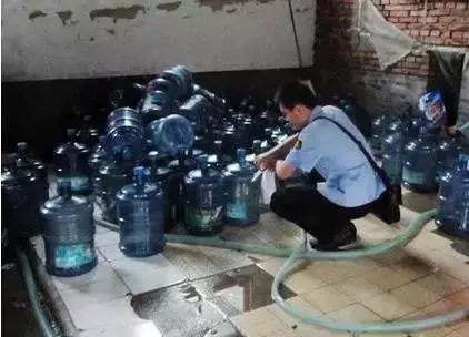 松江警方破获一起假冒知名品牌桶装水的案件